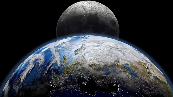 Nahaufnahme des Planeten Erde mit Sonnenaufgang im Weltraum, Lichter der Stadt und Mond. Blick auf Europa und Asien.