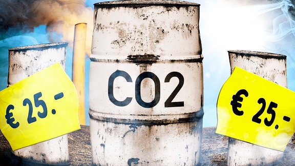 FOTOMONTAGE, Tonnen mit Aufschrift CO2 und Preisetiketten, Symbolfoto CO2-Bepreisung und CO2-Steuer