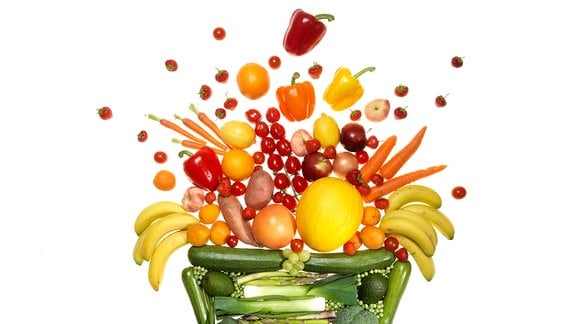 verschiedenes Obst und Gemüse künstlerisch angeordnet zu einer Obstschale.
