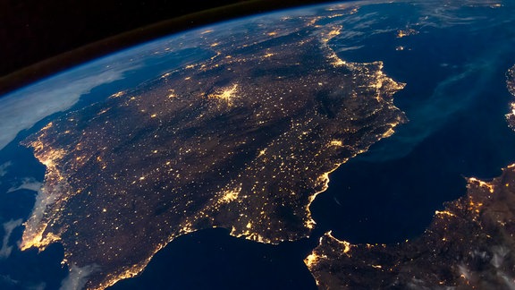 Die Iberische Halbinsel bei Nacht, mit unterschiedlichen Graden der Lichtverschmutzung in Spanien und Portugal. Dieses Bild wurde von der ESA-Astronautin Samantha Cristoforetti während ihrer Minerva-Mission auf der Internationalen Raumstation ISS im September 2022 aufgenommen. In den letzten zwei Jahrzehnten konnten die Astronauten vom Weltraum aus beobachten, wie Städte nachts durch die Einführung neuer Straßenbeleuchtungstechnologien weißer als früher erstrahlen.