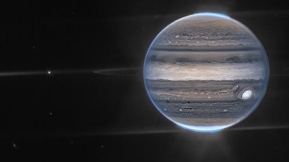 Mit riesigen Stürmen, starken Winden, Polarlichtern und extremen Temperatur- und Druckverhältnissen hat der Jupiter einiges zu bieten. Das James-Webb-Weltraumteleskop der NASA/ESA/CSA hat im Juli 2022 neue Bilder des Planeten aufgenommen.  Auf dieser Weitwinkelaufnahme sieht man Jupiter mit seinen schwachen Ringen, die eine Million Mal schwächer sind als der Planet, sowie zwei winzige Monde namens Amalthea und Adrastea. Bei den unscharfen Flecken im unteren Hintergrund handelt es sich wahrscheinlich um Galaxien.  