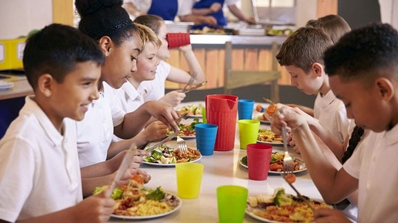 Kinder einer Grundschule beim Mittagessen