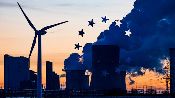 Kraftwerk mit großen dicken Türmen und aufsteigender Wolke, davor großes Windrad, in Dämmerung bei Sonnenuntergang, darauf in Farben des Bildes eingebettet kreisförmige Anordnung von Sternen als Symbol für EU