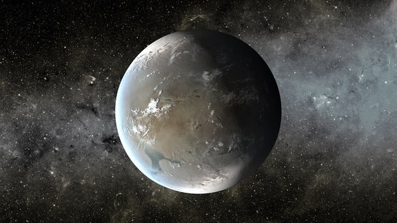 Illustration eines Exoplaneten: Braun-grauer Planet mit kleinen Wolkenfeldern und Eiskappen vor schwarz-grauem, dunklen Hintergrund, dem Weltall.
