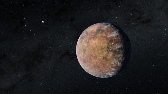 Künstlerische Darstellung: So könnte der vom NASA Weltraumteleskop TESS entdeckte Planet TOI 700 e aussehen - zu sehen ist rot bräunlicher Planet, bei dem sich Wolkenbänder an der Grenze zwischen heller und dunkler Seite entlangziehen. Im Hintergrund ist ein weiterer, bläulicher Planet zu sehen.