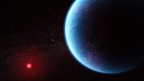 Künstlerische Darstellung auf Basis der wissenschaftlichen Daten vom James-Webb-Weltraumteleskop: Der Exoplanet K2-18 b schimmert hier blau und kreist um einen roten Zwergstern.