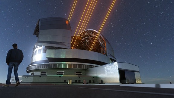 Künstlerische Grafik, die zeigt, wie das Extremely Large Telescope einmal im Nachtbetrieb aussehen könnte. Vier Laser werden benötigt, um die Bewegungen der Atmosphäre zu messen, die dann am Computer wieder ausgeglichen werden. Das Spiegelteleskop mit einem gesamten Spiegeldurchmesser von 39 Metern wird das größte seiner Art sein.