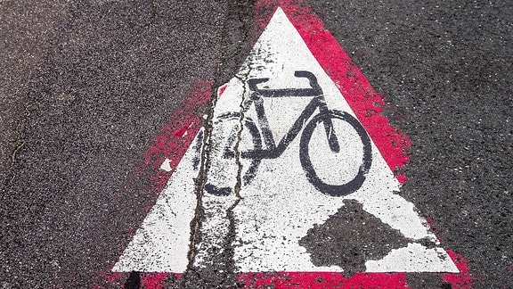 Radweg-Markierung auf dem Straßenbelag