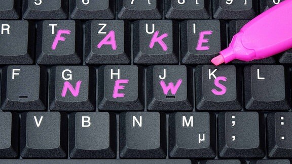 Der Begriff Fake News ist auf eine Tastatur geschrieben