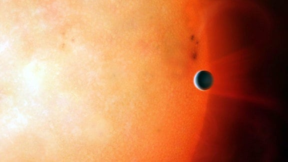 Ein Planet vor einer Sonne