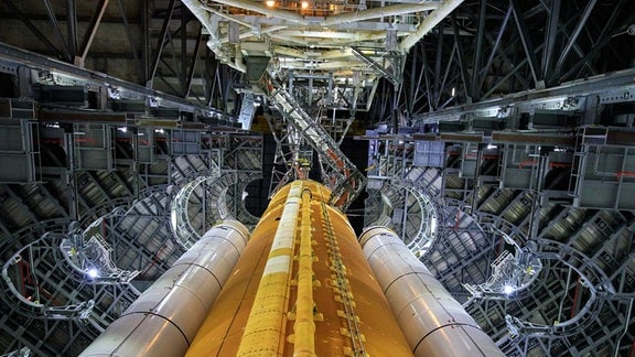 Diese Nahaufnahme zeigt die SLS-Rakete für Artemis I in der High Bay 3 des Vehicle Assembly Building (VAB) im Kennedy Space Center der NASA in Florida am 20. September 2021.