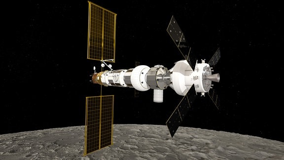 Künstlerische Darstellung zeigt Gateway-Raumstation über dem Mond schwebend. Verschiedene runde Module unterschiedlicher Form sind läng aneinander gekuppelt. Große Sonnenkollektoren sind ausgeklappt.