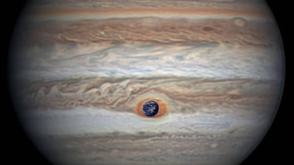 Der Große Rote Fleck auf dem Jupiter im Größenverhältnis zur Erde.