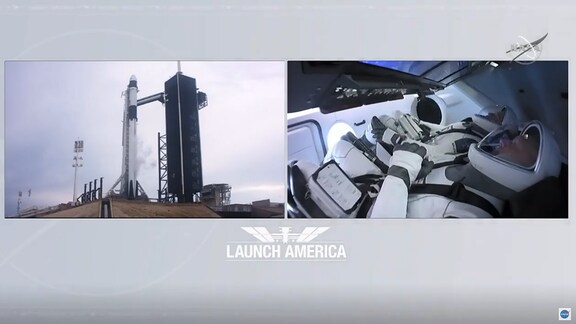 Zwei Astronauten in einer Raumkapsel - links daneben ein Blick auf die Rakete