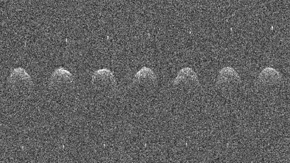 Vierzehn aufeinanderfolgende Arecibo-Radarbilder des erdnahen Asteroiden (65803) Didymos und seines kleinen Mondes, aufgenommen am 23., 24. und 26. November 2003. Die photometrischen Lichtkurvendaten deuten darauf hin, dass Didymos ein Doppelsternsystem ist, und die Radaraufnahmen zeigen deutlich den zweiten Körper. Die Bilder sind schwarz-weiß und sehr pixelig. 