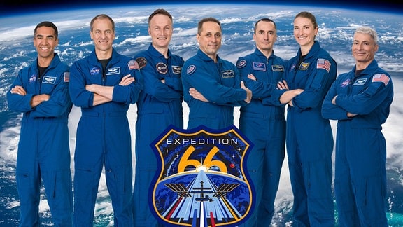 Das offizielle Porträt der siebenköpfigen Besatzung der Expedition 66. Von links: die NASA-Astronauten Raja Chari und Thomas Marshburn, der ESA-Astronaut Matthias Maurer, die Roscosmos-Kosmonauten Anton Shkaplerov und Pyotr Dubrov sowie die NASA-Astronauten Kayla Barron und Mark Vande Hei.