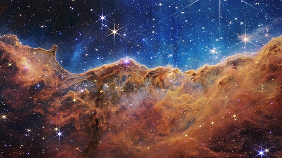 Farbaufnahme des James Webb-Weltraumteleskops vom Sternenkindergarten Carinanebel in der Milchstraße.
