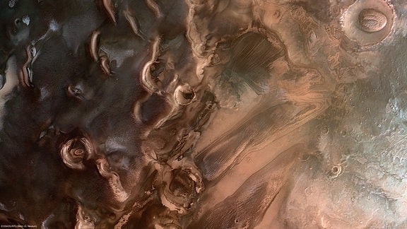 Vergrabene Eisablagerungen in der südlichen Polarregion des Mars, in der Nähe von Ulyxis Rupes bei etwa 72°S/162°E. Das Bild wurde von Mars Express am 15. Januar 2011 mit der High Resolution Stereo Camera aufgenommen. Süden ist links, Norden ist rechts.