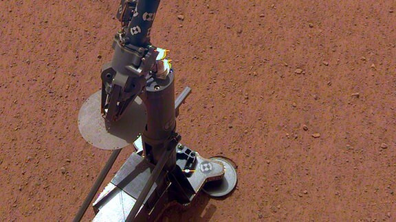 Der Maulwurf wurde vom Deutschen Zentrum für Luft- und Raumfahrt (DLR) entworfen. Mit der NASA-Mission "InSight" ist er Ende 2018 auf dem Mars gelandet. Der Maulwurf soll die Wärmeleitfährigkeit des Marsbodens in bis zu fünf Meter Tiefe messen. Dafür bohrt er sich in den Untergrund. Doch der Boden macht es dem Bohrer schwer. Aufnahmen von 2020.