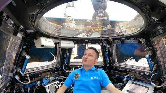 Der deutsche Esa-Astronaut Matthias Maurer blickt während seiner Cosmic-Kiss-Mission durch das Weltraumfenster Cupola auf die Erde. Währenddessen befindet er sich auf der ISS in einer Höhe von circa 400 Kilometern über dem Meeresspiegel.