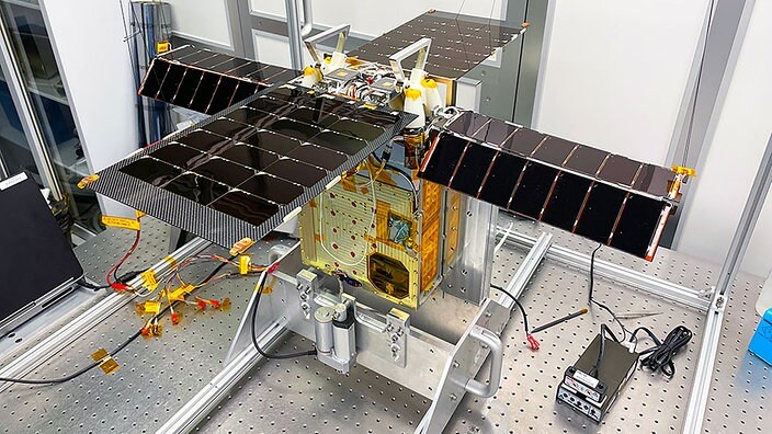 Der Cubesat Lunar Flashlight ist gerade einmal so groß wie ein Aktenkoffer. Auf diesem Bild befindet der solarbetriebene Kleinsatellit sich mit ausgefahrenen Solarzellen in einem Reinraum der Georgia Tech (USA).