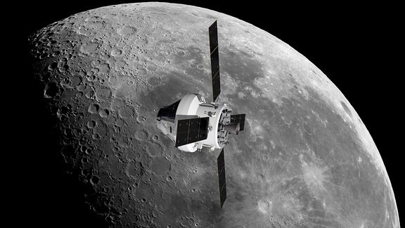 Eine künstlerische Darstellung des Orion-Raumschiffes vor dem Mond. Angetrieben wird es vom European Service Module (ESM)