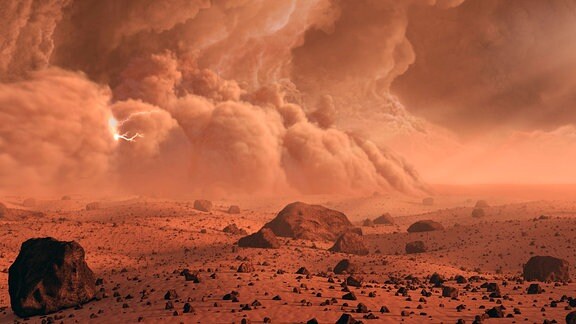 Ein gewaltiger Staubsturm erscheint über dem Rand eines Kraters auf dem Mars.