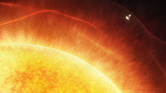 Eine künstlerische Darstellung wie die NASA-Raumsonde 'Parker Solar Probe' durch die Korona der Sonne fliegt. Die Raumsonde befindet sich ganz klein in der oberen rechten Bildecke. Links unten nimmt die Sonne die Hälfte des Bildes ein und leuchtet orange-gelblich. Drum herum befindet sich ein orange-rötliches Gitternetz, dass die Alfvén-Oberfläche darstellen soll: Der Bereich, an dem Sonnenmaterie zu Sonnenwind wird.