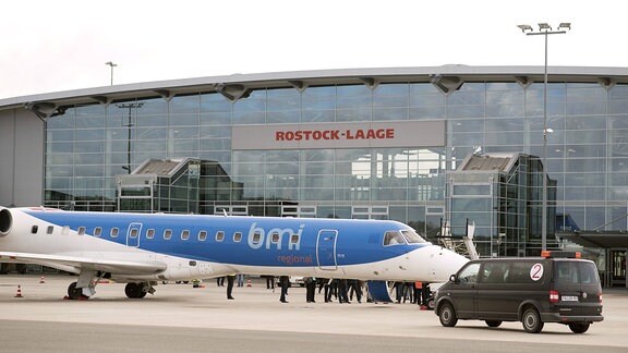Ein Flugzeug steht auf dem Flughafen Rostock-Laage-Güstrow.