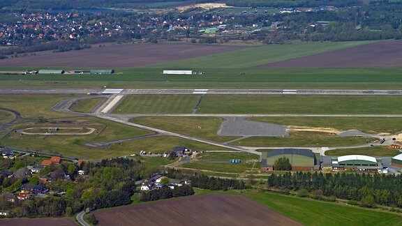Luftaufnahme des Flugplatzes Nordholz mit Landebahn.