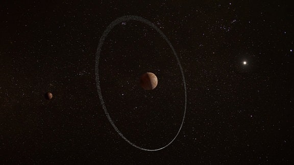 Eine künstlerische Darstellung des Zwergplaneten Quaoar und seines Rings. Quaoars Mond Weywot ist links zu sehen. 