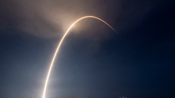 Der Launch der Starlink-Internet-Satelliten. Betrieben werden die Starlink-Satelliten von dem privaten Raumfahrtunternehmen SpaceX. Dieses schickt sie mit seinen eigenen Trägerraketen, des Typs "Faalcon 9", ins Weltall