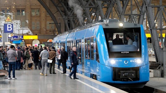 Ein Wasserstoffzug der Firma Alstom steht in Leipzig im Hauptbahnhof.