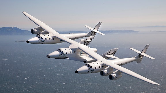 Das Flugzeug WhiteKnightTwo und das Raumschiff SpaceShip Two von Virgin Galactic über der Küste von San Francisco