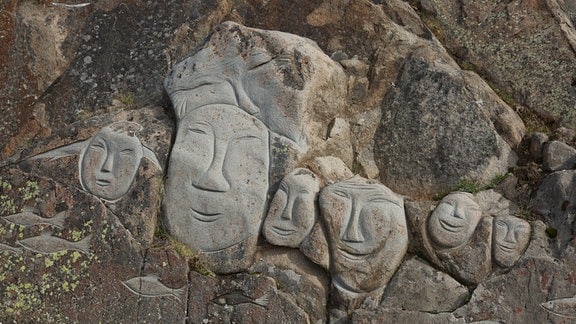 In Felsen gemeißelte Gesichter in Qaqortoq Grönland