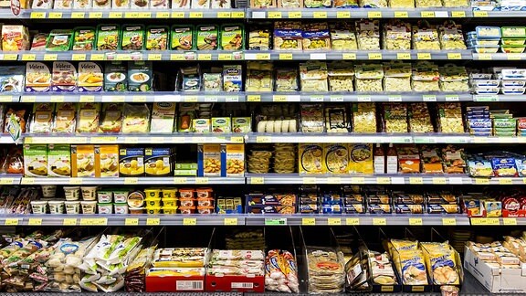 Supermarktregal mit verschiedenen Produkten