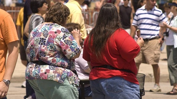 Zwei Frauen mit Übergewicht 