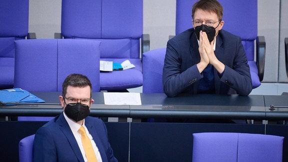 Karl Lauterbach (Bundesminister für Gesundheit, SPD) und Marco Buschmann (Bundesminister der Justiz) mit FFP2-Masken bei Plenarsitzung im Bundestag