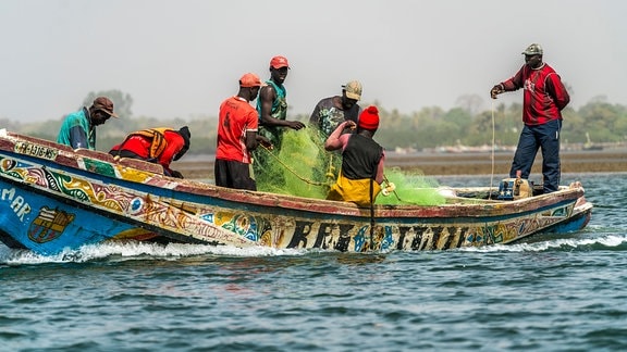 Delta Fischer auf ihrem Boot im Sine Saloum Delta, Senegal