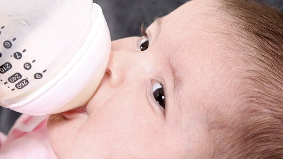 Säugling mit Milchflasche