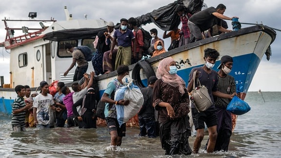 Flüchtlinge steigen aus einem Boot