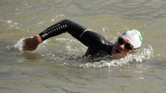 Professor Andreas Fath durchschwimmt den Rhein bei Wesel, 2014