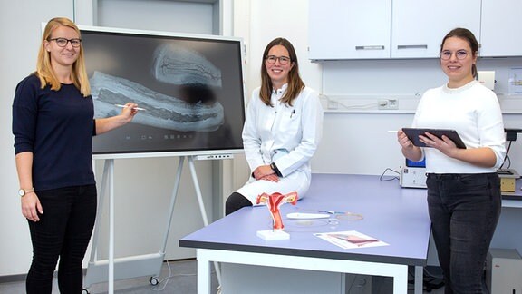 Finja Borowski - Paula Rosam und Ariane Dierke (v.l.) in einem Forschungslabor des Instituts für ImplantatTechnologie und Biomateralien 