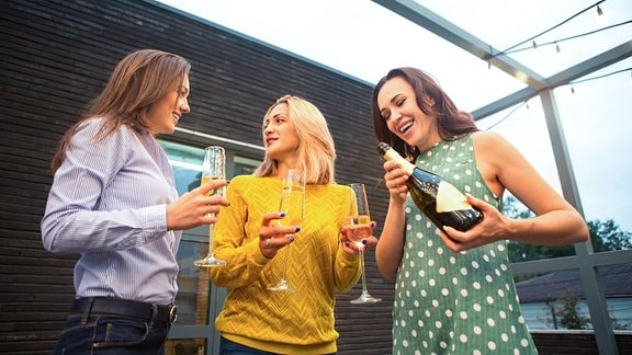 Drei Frauen trinken zusammen Sekt