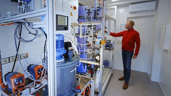 Versuchscontainer im Gemeinschaftklärwerk Bitterfeld-Wolfen. Hier werden neue Wassertechnologien praxisnah erprobt, um Energie und wertvolle Rohstoffe aus chemischen Prozesswässern zurückzugewinnen.