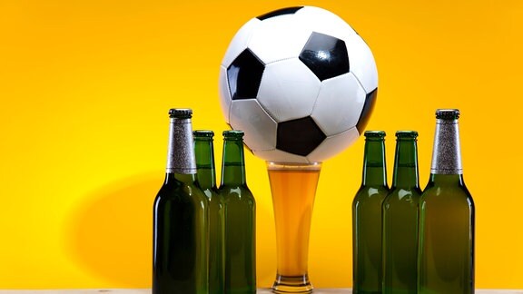 Fußball mit Bierglas und Bierflaschen