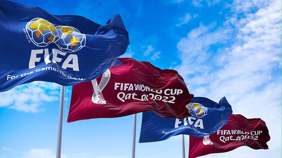 Fahnen mit den Logos der FIFA und der Fußball-WM in Katar 2022