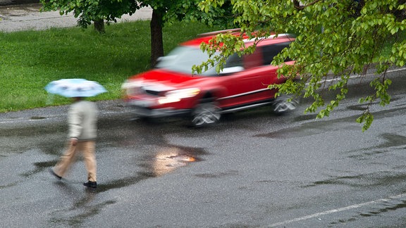 Fußgänger und Autofahrer