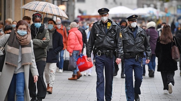 Polizisten kontrollieren die Einhaltung der Maskenpflicht