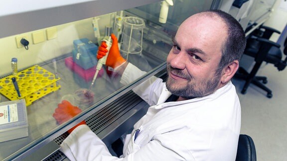 Prof. Christoph Garbers beim Experimentieren mit Zellkulturen.